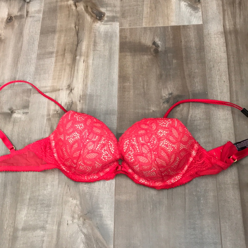 VICTORIA’S SECRET: VERY SEXY PUSH-UP LACE BRA